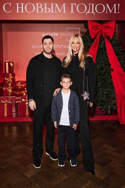 Игорь Булатов и Виктория Лопырева с сыном 