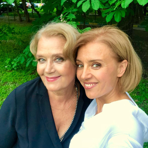 Алферова стареет естественно, а Веденеева подсела на уколы красоты: актрисы-ровесницы выглядят одинаково