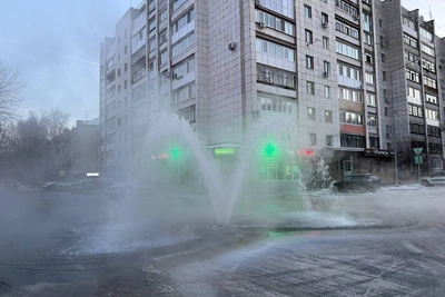 Прорыв водопровода на Мельничной улице в Тюмени