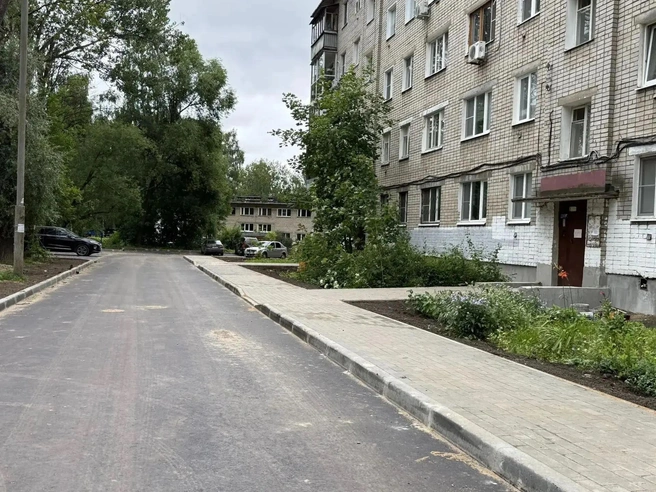 В Ярославской области продолжают благоустраивать дворы и устанавливать новые детские площадки | Источник: пресс-служба правительства Ярославской области
