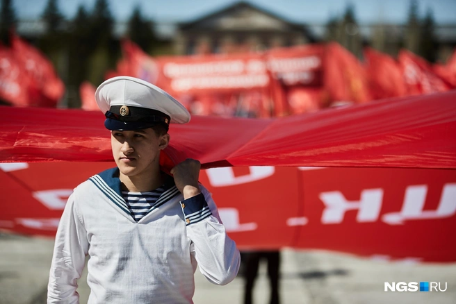 Знамя возят из города в город, и оно уже преодолело более 28 тысяч километров | Источник: Александр Ощепков / NGS.RU