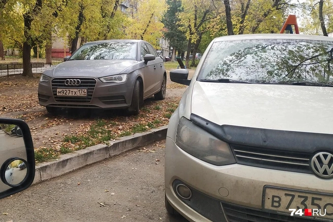 Водителя легкового Audi не смутил даже высокий бордюр. Чтобы стать бараном, не нужно клиренса — достаточно желания и упорства | Источник: читатель 74.RU