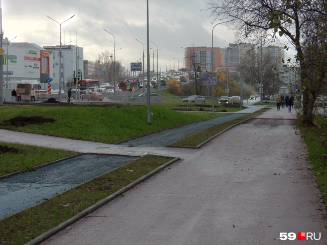 Цветной асфальт срезали на нескольких участках тротуара и велодорожки | Источник: Кирилл Хафизов / 59.RU