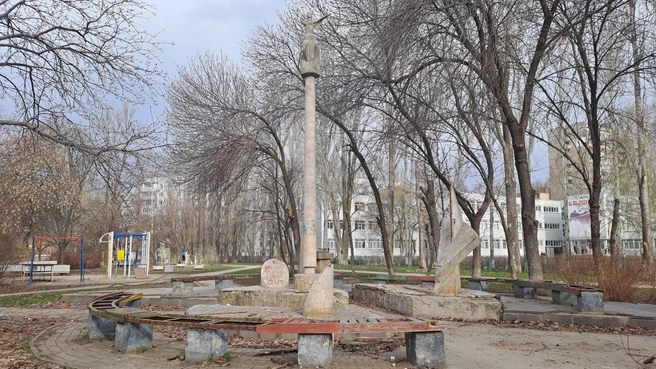 Говорили, что композиция символизирует астральные часы. Когда-то символизировала | Источник: «CITY_FLANER: открывая Тольятти» / vk.com