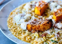 Рецепт: ризотто с жареной тыквой и козьим сыром