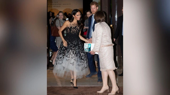 Меган Маркл была слишком переодета в платье от Oscar de la Renta во время ужина в честь фотопремии в Сиднее в 2018 году. | Источник: MEGA
