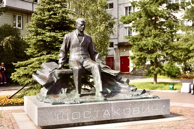 Памятник Дмитрию Дмитриевичу&nbsp;— открыт на пересечении улицы Шостаковича и проспекта Энгельса в день 103-летия со дня рождения композитора | Источник: Сергей Михайличенко / «Фонтанка.ру»