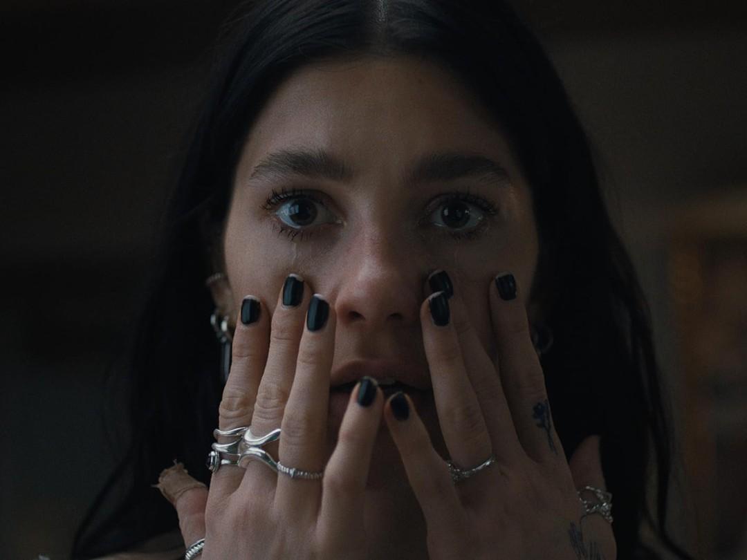 Новый сериал Netflix затянет вас с первой серии — это смесь ужаса и романтики | marieclaire.ru