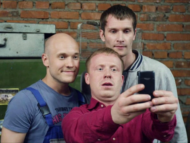 В этот день поздравления одинаково приятно получить и мужчинам, и пацанам | Источник: кадр из сериала «Реальные пацаны» (16+), реж. Жанна Кадникова, ТНТ, 2010–2023 годы