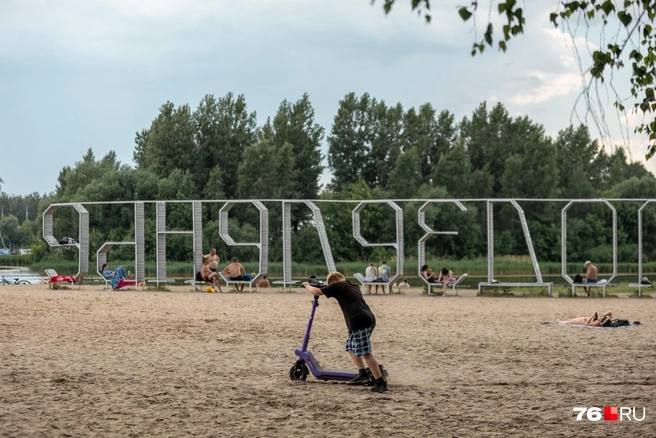 Использовать электросамокат на пляже&nbsp;— не самая лучшая идея | Источник: Александр Куренной / 76.RU