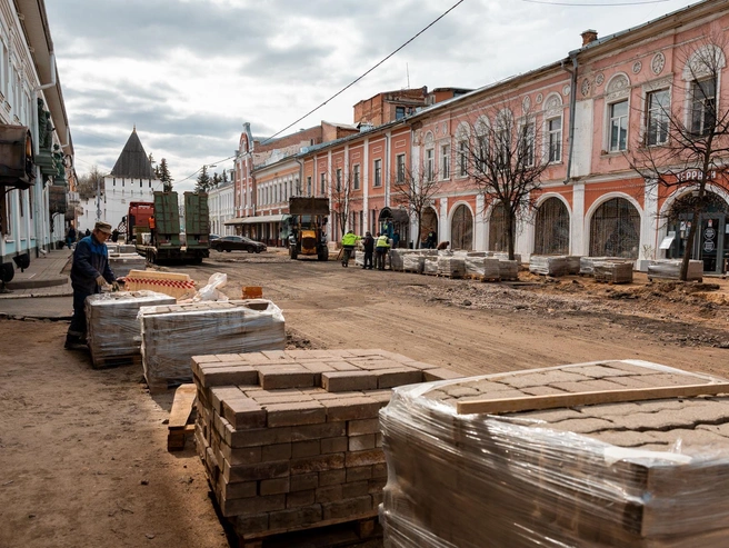 Выгружена тротуарная плитка | Источник: Александр Куренной / 76.RU