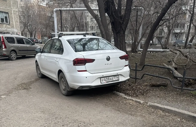 Polo-вые утехи: притереться вплотную к забору, заехать на бордюр… | Источник: читатель 74.RU