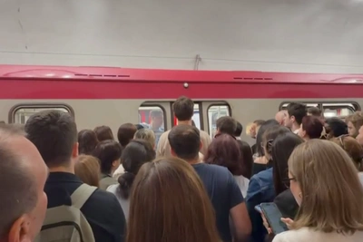 Поезда на красной ветке метро Петербурга задерживаются