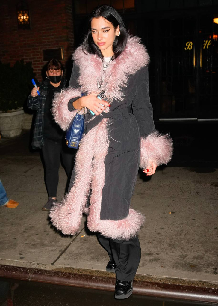 Стеганое пальто с розовым мехом, которое Дуа Липа носит этой зимой
