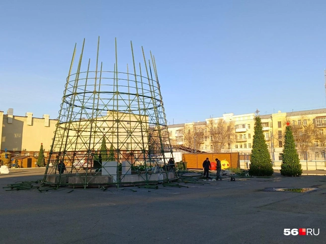 Каркас под главную елку города | Источник: Анастасия Баринова / 56.RU