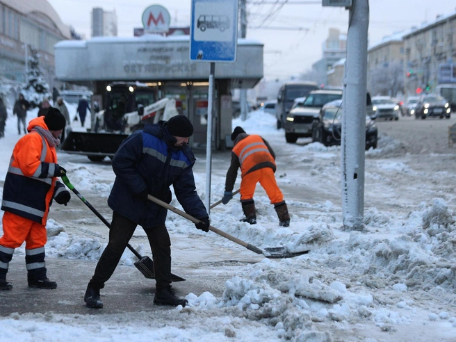 Зимой 2023/2024 года передвижение по Новосибирску осложнялось для пешеходов и водителей из-за состояния тротуаров и дорог. | Источник: Андрей Бортко / NGS.RU