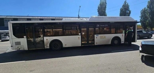 Это уже не первая авария, в которую попадает автобус перевозчика, принадлежащего облправительству  | Источник: ГУ МВД по Воронежской области / max.ru
