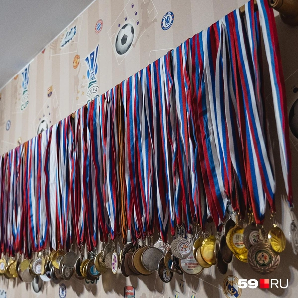 Медалей столько, что им тесно | Источник: Тимофей Калмаков / 59.RU