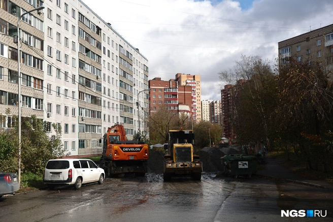Часть улицы Адриена Лежена перекрыта из-за ремонтных работ | Источник: Александр Ощепков / NGS.RU