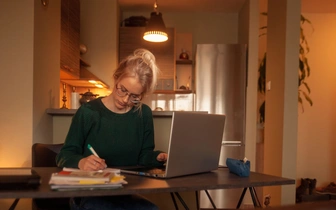 Что будет, если всегда работать по ночам? Отвечают невролог и психолог