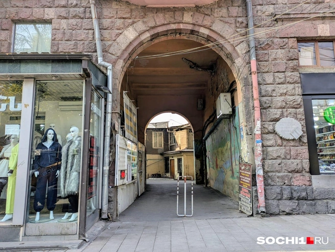 Красивый фасад, витрины, а внутри двора — жилые гаражи, как в Сочи. Будто в микрорайоне Светлана оказался | Источник: Оксана Витязь / SOCHI1.RU