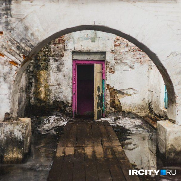 Видно, что здание уже тогда было аварийным | Источник: Кирилл Фалеев
