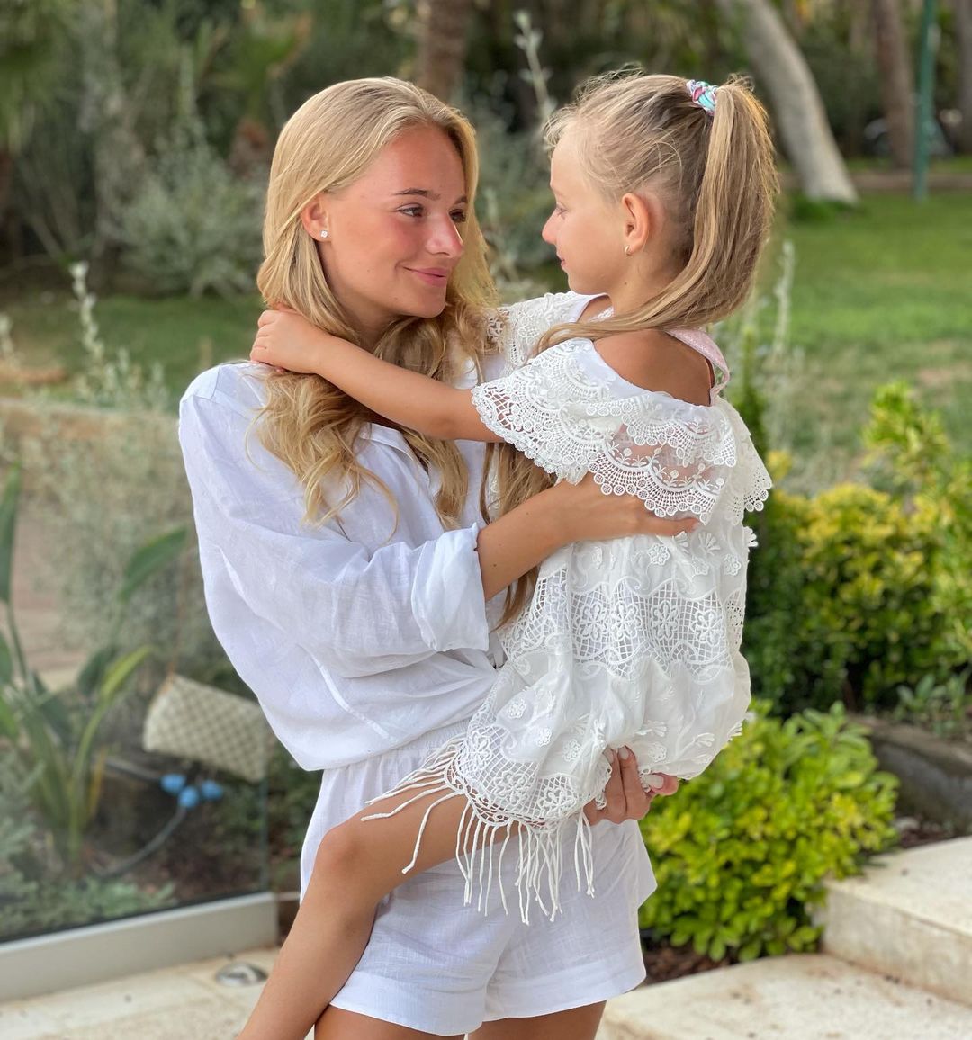 Мою дочь лизу. Мою дочь лизу. Футболка с надписью люблю лизу. Мою дочь лизу. Винница девочка с мамой.