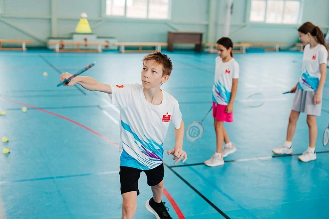 Бадминтон — полезный вид спорта, который развивает сразу несколько важных для ребенка физических качеств | Источник: Ксения Зимина