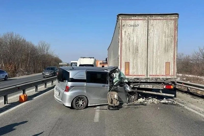 На трассе в Приморье машина с младенцем врезалась в фуру