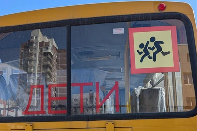 В Петербурге школьные автобусы годами ждут водителей