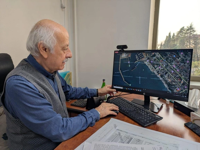 Сергей Туркменян показывает ту часть причала, где есть зона для опускания аппарели&nbsp;— платформы, которой оборудован паром | Источник: Оксана Витязь 