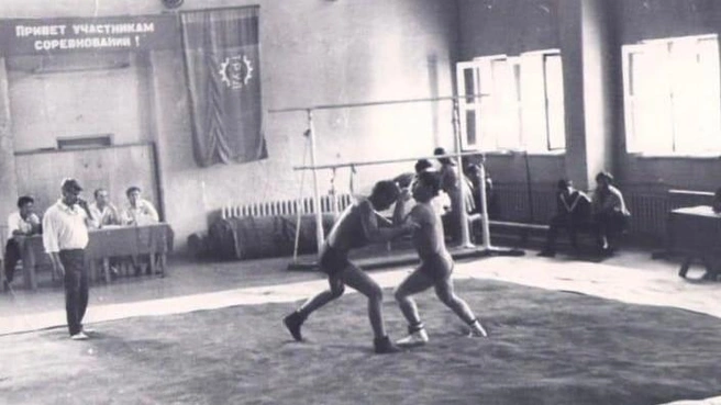 Так выглядел уфимский стадион «Труд» в 1968 году, борец слева&nbsp;— Владимир Борман | Источник: Федерация спортивной борьбы РБ / Vk.com