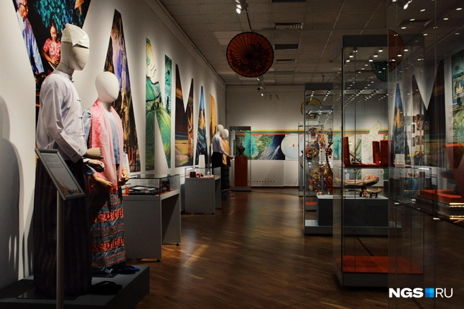 Выставка заняла большой зал на третьем этаже музея | Источник: Маргарита Резникова / NGS.RU