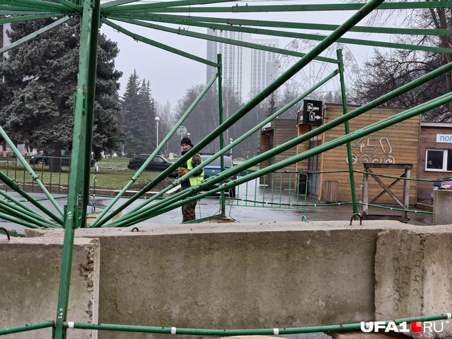 Рабочие контролируют процесс | Источник: Булат Салихов / UFA1.RU