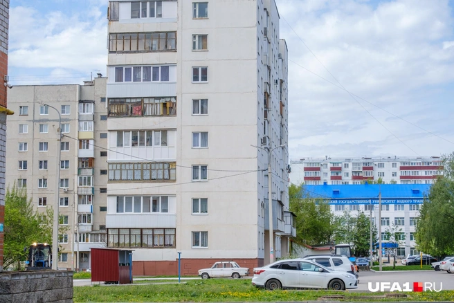 Училище с синей крышей на фоне | Источник: Булат Салихов / UFA1.RU