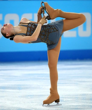 Фигуристка-чемпионка Аделина Сотникова показывает идеальную растяжку (фото)