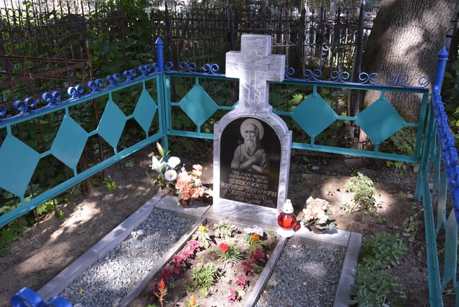 Могила блаженного старца | Источник: Andrey Mironov / Wikipedia.org