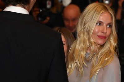 Сиенна Миллер возмущена «фетишизацией» романов с молодыми партнёрами