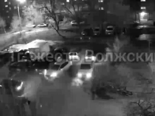 Почти все повреждённые автомобили сразу после столкновения подали звуковой сигнал. | Источник: «Жесть Волжский» / T. me