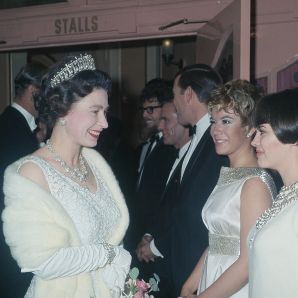 Елизавета II встречается с Викки Карр и Мирей Матье Royal Variety, 13 ноября 1967