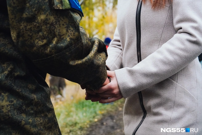 Мошенникам особенно легко обрабатывать людей, находящихся в отчаянии | Источник: Елена Латыпова / NGS55.RU