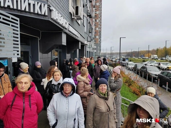 Несмотря на рабочий день, поговорить с администрацией пришло много людей | Источник: Михаил Мечев / MSK1.RU