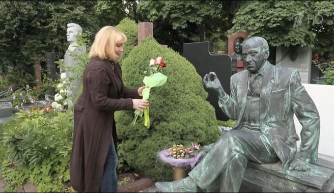 Третья и последняя жена актера, заслуженная артистка России Ирина Цывина не смогла найти счастье в двух последующих браках, потому что всех мужчин сравнивала с Евстигнеевым. Похоронить ее рядом с Евгением Александровичем на Новодевичьем кладбище, как она хотела, не удалось — актриса уже не считалась вдовой народного артиста. | Источник: кадр из документального фильма «Я понял, что я вам еще нужен», Первый канал, 2021 год