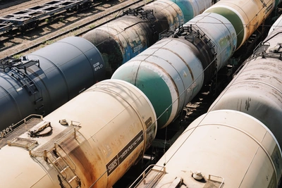 Грузовой состав сошел с рельсов в Тобольске ночью