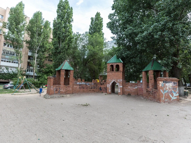 А вы за восстановление сказочных городков или за их снос? | Источник: Алексей Волхонский / V1.RU