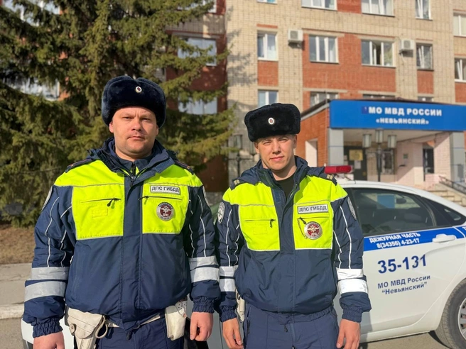 Младший сержант и лейтенант не остались равнодушными к чужой беде | Источник: УГИБДД по Свердловской области
