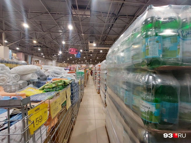 Среди коробок бывает не так легко пройти | Источник: Екатерина Железнова / 93.RU