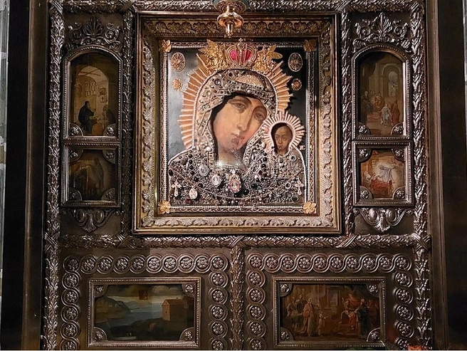 На Казанскую принято не суетиться и не злиться — а лучше обратиться к Богородице за помощью и защитой | Источник: Казанский кафедральный собор