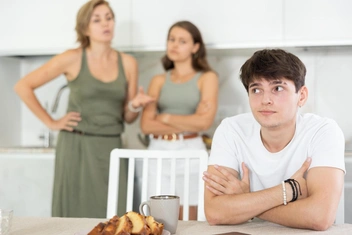 «Он тебе не пара»: что делать, если ребенок общается не с тем человеком