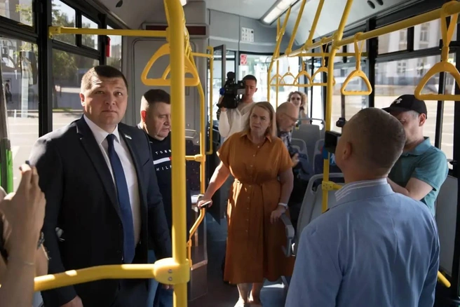 Глава города осмотрел новые автобусы | Источник: Антон Науменко / t.me 